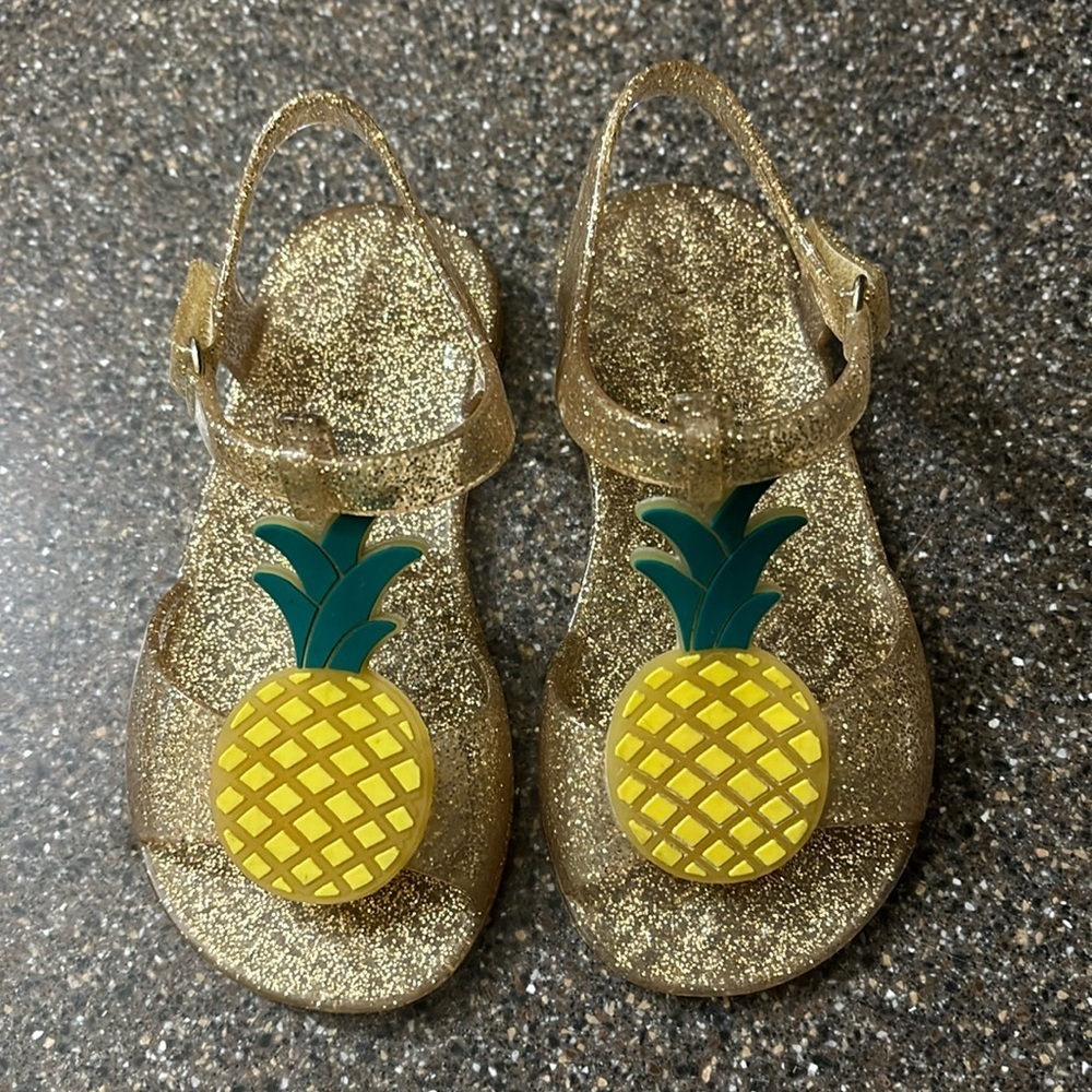 PRE OWNED OLD NAVY TODDLER  SIZE 7 T STRAP PINEAPPLE GLITTER JELLY SANDALS
